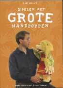 Spelen met grote handpoppen